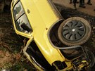 Osobní auto ve Všestarech skončilo po střetu s vlakem na střeše v příkopě (14....