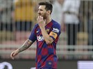 Zklamaný barcelonský kapitán Lionel Messi odchází z trávníku po prohraném...