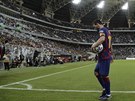Barcelonský kapitán Lionel Messi se chystá kopat roh během semifinále...