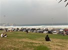 Pohled na Bondi Beach bhem poár. Ve je zahaleno kouem. 