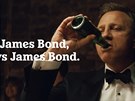 Daniel Craig si v reklam na pivo zahrál sám sebe a Jamese Bonda (2020).