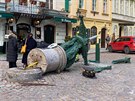 Na Dražického náměstí v Praze popelářský vůz srazil plynovou lampu pouličního...