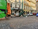 Na Dra�ick�ho n�m�st� v Praze popel��sk� v�z srazil plynovou lampu pouli�n�ho...