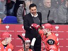 Hradecký trenér Vladimír Růžička gratuluje obránci Richardu Nedomlelovi ke gólu...