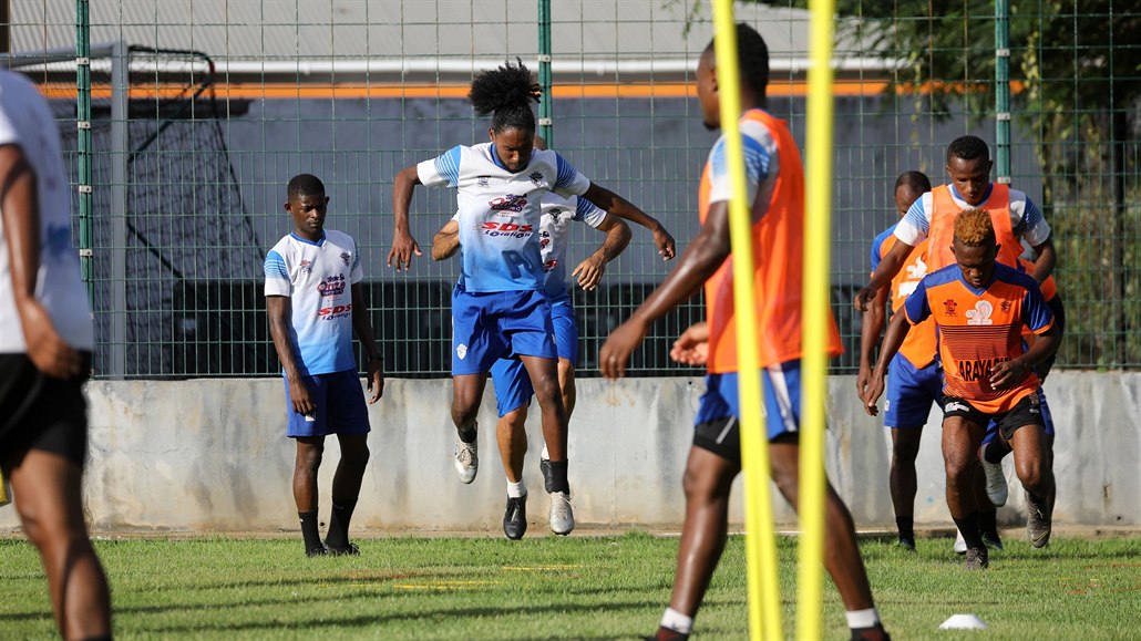 Fotbalisté amatérského Saint-Pierroise z tropického Réunionu pi tréninku.