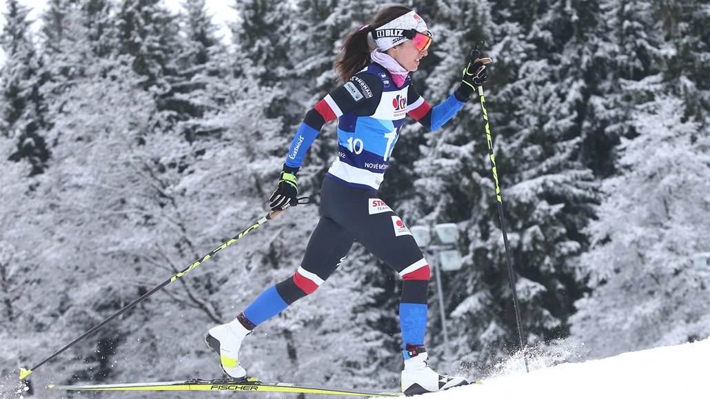 Kate�ina Razýmová bojuje se stoupáním ve stíhacím závod� na 10 kilometr�...