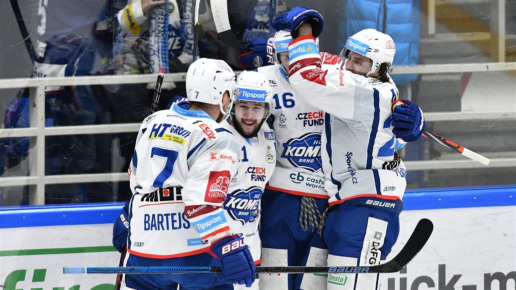 Hokejisté Komety Brno se radují ze vst�elené branky v zápase proti Plzni.
