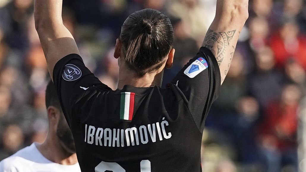 Zlatan Ibrahimovič z AC Milán zdraví diváky poté, co skóroval do sítě Cagliari.