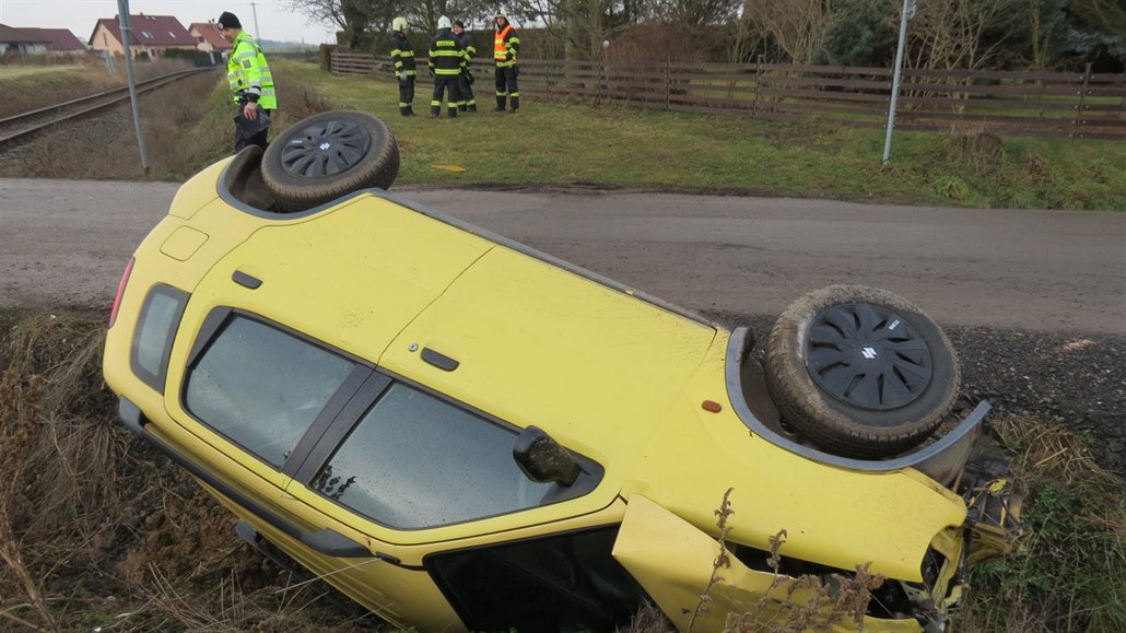 Řidič u Hradce nedobrzdil před přejezdem, vlak auto odhodil do příkopu