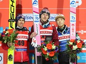 Polák Dawid Kubacki (uprostřed) vyhrál v Titisee-Neustadt. Druhý skončil...