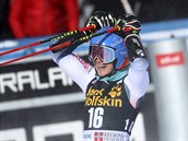 Clara Direzová z Francie se raduje v cíli paralelního obřího slalomu v...