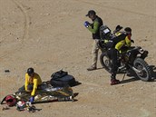 Tělo Paula Goncalvese po smrtelné nehodě v sedmé etapě Rallye Dakar.