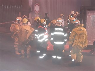 Hasiči zasahují u úniku stovek litrů kyseliny dusičné v mlékárně ve Stříbře....