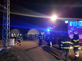 V železničním tunelu u Ejpovic hořel v úterý večer jeden z vagónů rychlíku,...