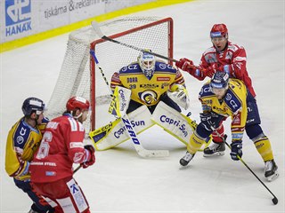 Zlínský brankář Libor Kašík pečlivě sleduje dění před sebou