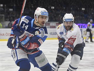 Tomáš Plekanec z Komety v souboji s Jaromírem Jágrem z Kladna.