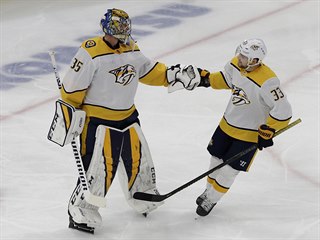 Útočník Viktor Arvidsson (vpravo) a brankář Pekka Rinne z Nashvillu v utkání...