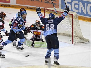 Jaromír Jágr (vpravo) se raduje z kladenského gólu v utkání proti Spartě.