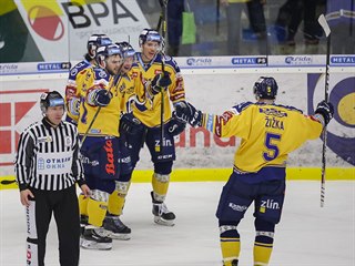 Hokejisté Zlína se radují z gólu proti Spartě.