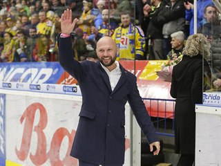 Bývalý hráč Zlína Petr Leška zdraví fanoušky před zápasem proti Spartě.