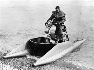 Francouzský motocyklista Georges Monneret po přistání u břehu v anglickém...