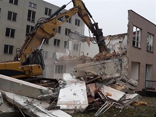 Budova, kde měla být věznice, jde k zemi. Nenašla využití