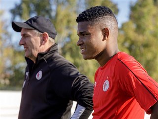 Brazilský fotbalista Joao Felipe a asistent trenéra Pavel Řehák na kondičním...