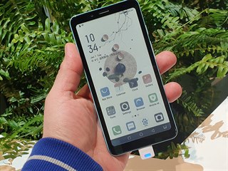 Hisense prototyp smartphonu s e-ink displejem