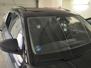 Auto mělo prostřílené i čelní sklo.