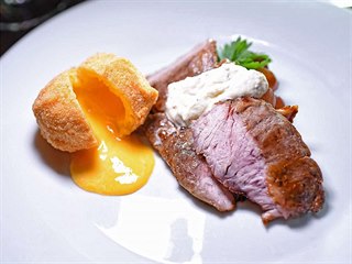 Telecí pavouček, žloutková kroketa, nakládaná cibule, lanýžová pěna. Takový...