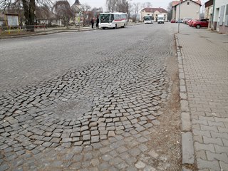 Silnice z žulových kostek u vlakového nádraží ve Skalici nad Svitavou na...
