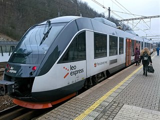 Kam ten vlak z Ústí vlastně jede? Na přídi ani na bocích vozu žádná...