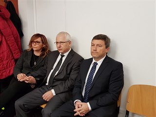 Ústecký exprimátor Vít Mandík a bývalý radní Josef Macík (uprostřed) před...