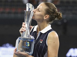 Karolína Plíšková s trofejí pro vítězku turnaje v Brisbane.