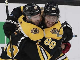 David Krejčí (vlevo) a David Pastrňák slaví gól Bostonu proti Winnipegu.