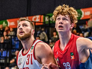 Nymburský pivot Martin Kříž (vlevo) a brněnský mladík Jakub Nečas na doskoku
