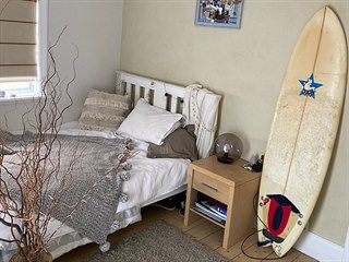 Radka bydlí na předměstí Sydney na Bondi Beach. V bytě má sluneční pokoj, který...