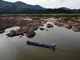 Čínské přehrady na Mekongu snižují hladinu řeky a ohrožují tak živobytí rybářů....