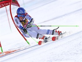 Petra Vlhov ze Slovenska bhem paralelnho obho slalomu v Sestriere.