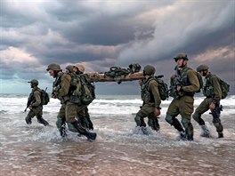 ODHODLÁNÍ. Izraeltí vojáci úastnící se kolení na behu Stedozemního moe ve...