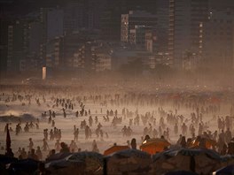 TLAENICE. Lidé se shromaují na plái Ipanema v Rio de Janeiru.