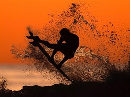 NA VLNÁCH. Surfa sjídí vlnu pi západu slunce v Kalifornii.