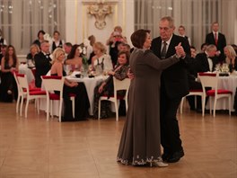 Prezident Zeman během úvodního tance se svou manželkou. (10. ledna 2020)