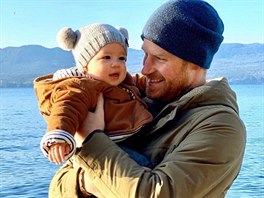 Princ Harry drí v náruí prvorozeného syna Archieho. (31. prosince 2019)