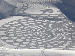 Simon Beck, 55letý umělec z Velké Británie, vytváří chůzí ve sněhu mistrovská...