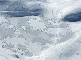 Simon Beck, 55letý umělec z Velké Británie, vytváří chůzí ve sněhu mistrovská...