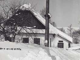 V zajetí sněhu se v 60. letech ocitla chalupa v Kadově ve Žďárských vrších,...