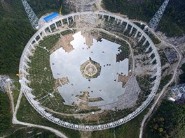 Čínský teleskop FAST byl navržen v roce 1994 a začal se stavět v jihozápadní...
