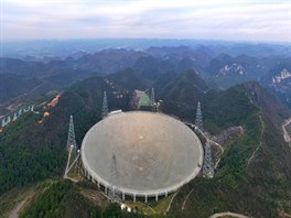 Celkové náklady na konstrukci teleskopu se vyšplhaly na 1,2 miliardy jüanů (asi...