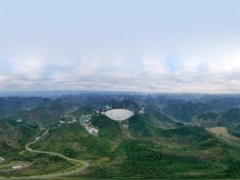 Panoramatický pohled na teleskop FAST